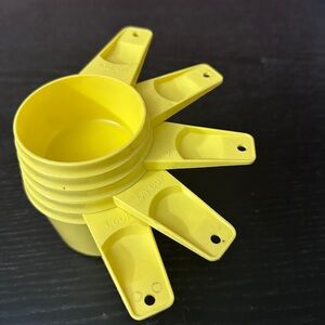 Tupperware 5pc Measuring Cups In Yellow 761-1